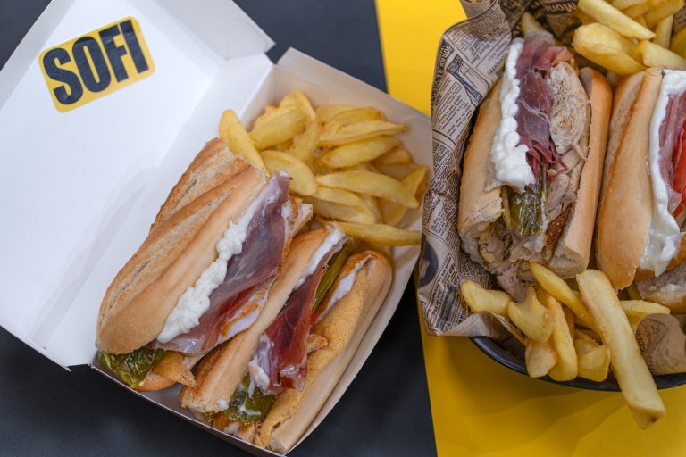 Serranito de pollo asado con patatas en SOFI Street Sevilla