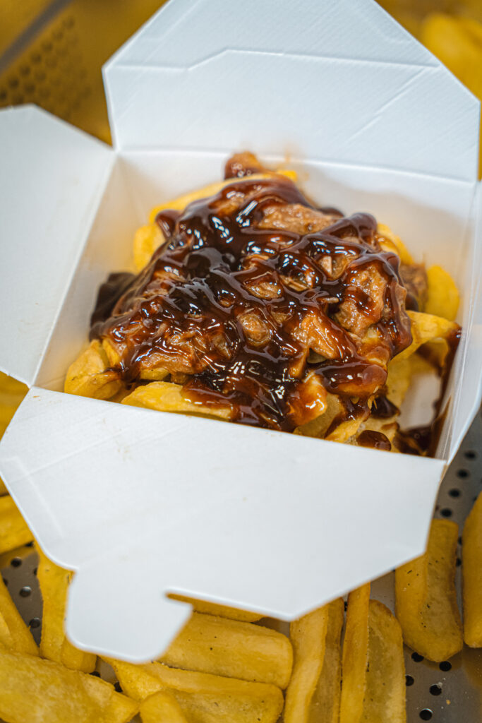 PAPAS PULLED PORK , SOFI PINOMONTANO SEVILLA, BOCATAS , SERRANOS PATATAS BURGERS.